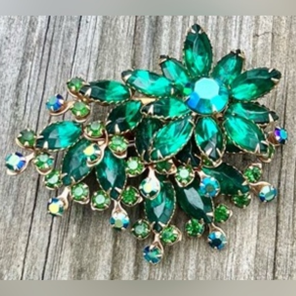 Elegant Green Crystal and AB Stones Brooch - Picture 3 of 10